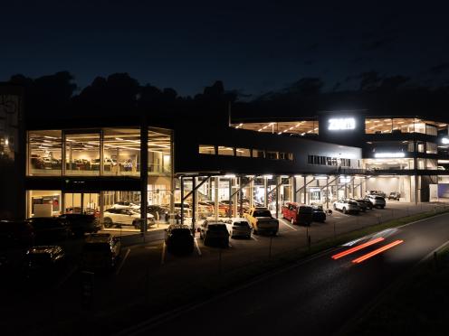 Aussenansicht bei Nacht Autobahn-Garage Zwahlen & Wieser AG