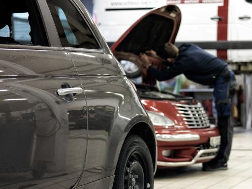Aussenansicht bei Nacht Autobahn-Garage Zwahlen & Wieser AG